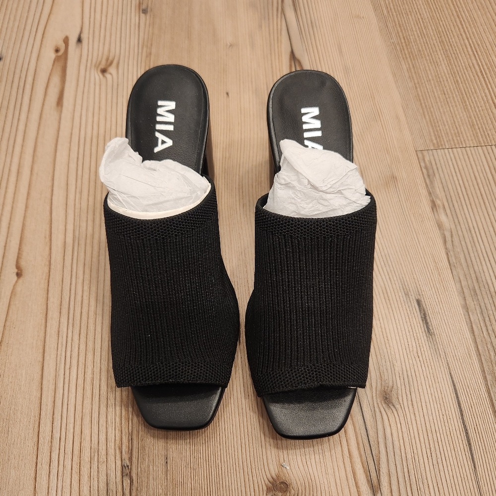 Mia NWOT Hilary Black Slip On Chunk Heel